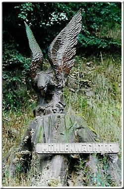 Holzfigur eines Adlers